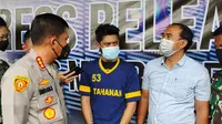 Kapolres Metro Depok Kombes Imran Edwin Siregar saat mengintrogasi pelaku penusukan anggota TNI. (Liputan6.com/Dicky Agung Prihanto)
