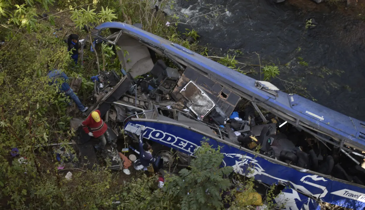 Bangkai bus yang jatuh ke jembatan Nithi pada hari Minggu, di kabupaten Tharaka Nithi, Kenya, Senin (25/7/2022). Data dari Biro Statistik Nasional Kenya menunjukkan pada tahun 2021 lalu 4.579 orang tewas akibat kecelakaan. Naik 15 persen dibanding tahun sebelumnya. (AP Photo/Dennis Dibondo)