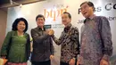 Dirut PT Bank BTPN Tbk, Ongky Wanadjati Dana dan Wakil Dirut SMBC Group, Kazuhisa Miyagawa berjabat tangan pada acara penggabungan (merger) antara PT Bank BTPN dengan PT Bank Sumitomo Mitsui Indonesia di Jakarta, Jumat, (01/2). (Liputan6.com/HO/Ading)