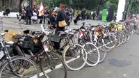 Ribuan orang seakan menjadi keluarga baru yang dipertemukan lewat sepeda onthel. (Liputan6.com/Huyogo Simbolon)