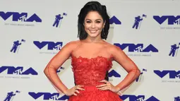 Aktris Vanessa Hudgens berpose setibanya pada ajang MTV Video Music Awards (VMA) 2017 di Inglewood, California, Minggu (27/8). Vanessa Hudgens tampil cantik mengenakan gaun merah yang didesain oleh anina Couture. (Photo by Jordan Strauss/Invision/AP)