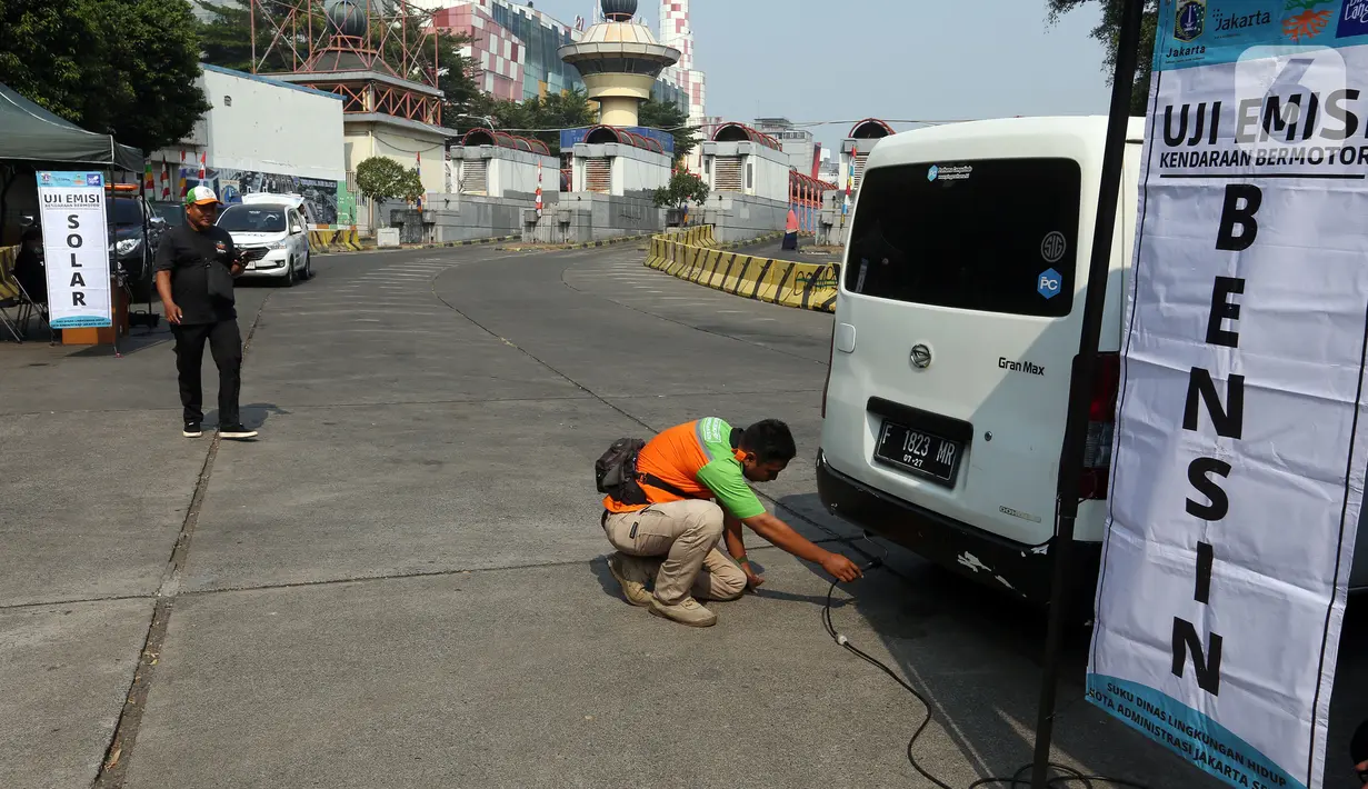 Petugas melakukan uji emisi kendaraan yang terjaring dalam uji coba tilang uji emisi di Terminal Blok M. (Liputan6.com/Johan Tallo)