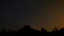 Sebuah Pemandangan meteor jatuh terlihat dari Desa Goroshki, Minsk, Belarus, Rabu (12/8/2015). Meteor jatuh tersebut merupakan bagian dari fenomena hujan meteor Perseid yang rutin terjadi setiap tahun. (REUTERS/Vasily Fedosenko)