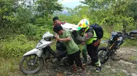 Perjuangan berat Polisi di Sulsel kawal pengiriman logistik Pemilu 2019 ke daerah pelosok di Kabupaten Luwu Timur (Lutim) (Liputan6.com/ Eka Hakim)