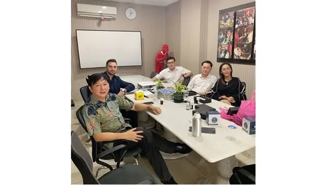 Beralih ke ruangan lain, ada tempat untuk meeting Inul Daratista bersama dengan kolega dan partner kerjanya.