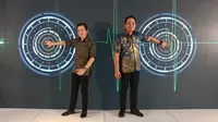 Presiden Direktur AXA Mandiri Handojo G. Kusuma (kiri) dan Direktur AXA Mandiri Rudi Nugraha (kanan) menekan tombol pada peluncuran Asuransi Mandiri Secure CritiCare di Jakarta (27/02/2023). (Liputan6.com)