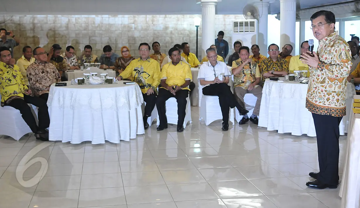 Wapres Jusuf Kalla (kanan) memberi kata sambutan saat islah terbatas Partai Golkar di Jakarta, Sabtu (30/5). Partai Golkar resmi melakukan islah untuk memastikan keikutsertaan dalam pemilihan kepala daerah (Pilkada) serentak.  (Liputan6.com/Johan Tallo)