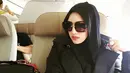 Perempuan berkulit putih ini sepertinya tak lepas dari kacamata hitamnya. Dan begitu juga dengan penampilannya di foto ini yang memakai outfit serba hitam mulai dari busana hingga hijabnya. (Doc.Facebook)