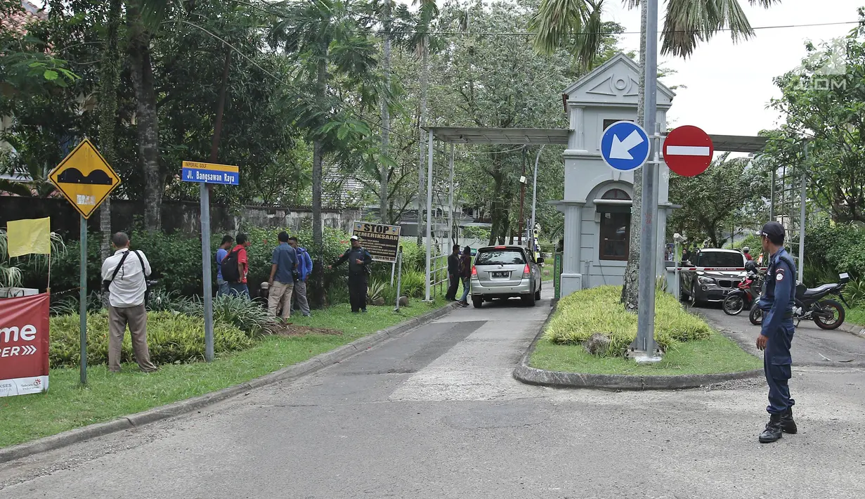 Awak media tertahan di gerbang masuk komplek kediaman rumah Bondan Winarno di Sentul, Bogor, Rabu (29/11). Mereka yang hendak meliput belum diperbolehkan masuk oleh petugas keamanan lantaran belum diizinkan pihak keluarga. (Liputan6.com/Herman Zakharia)