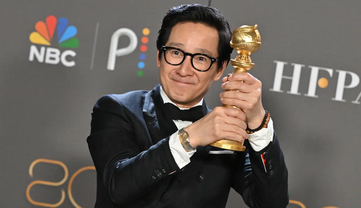 Ke Huy Quan berpose dengan penghargaan untuk Best Supporting Actor - Motion Picture untuk film "Everything Everywhere All at Once" selama Penghargaan Golden Globe ke-80 di hotel The Beverly Hilton di Beverly Hills, California pada 10 Januari 2023. Ke Huy Quan juga merepresentasikan darah Asia dalam nominasi Piala Oscar tahun ini. (Frederic J. Brown / AFP)