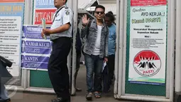 Muncikari artis, Robby Abbas melambaikan tangan saat keluar dari LP Cipinang, Jakarta, Selasa (10/5). Robby yang ditunggu para pewarta enggan buka suara perihal kasus prostitusi artis yang membuatnya mendekam di penjara. (Liputan6.com/Herman Zakharia)
