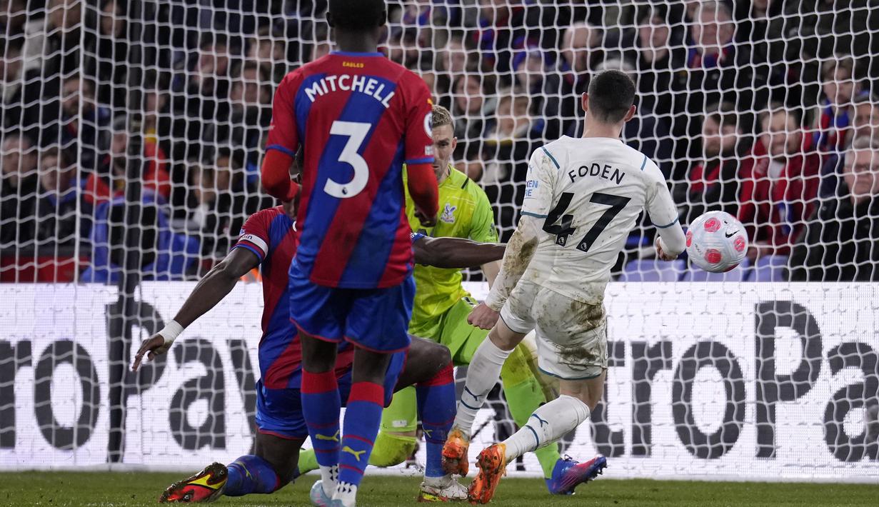Phil Foden juga mendapatkan kesempatan di depan gawang yang dijaga Guaita. Lagi-lagi peluang tersebut gagal dikonversi menjadi gol bagi The Citizen. (AP Photo/Matt Dunham)