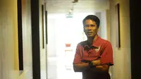 I Made Pasek Wijaya, asisten pelatih Arema, memprediksi Benny Dollo akan membuat kejutan lagi kala Sriwijaya FC menjamu Arema di Stadion Manahan, Solo, Minggu (11/10/2015). (Bola.com/Kevin Setiawan)