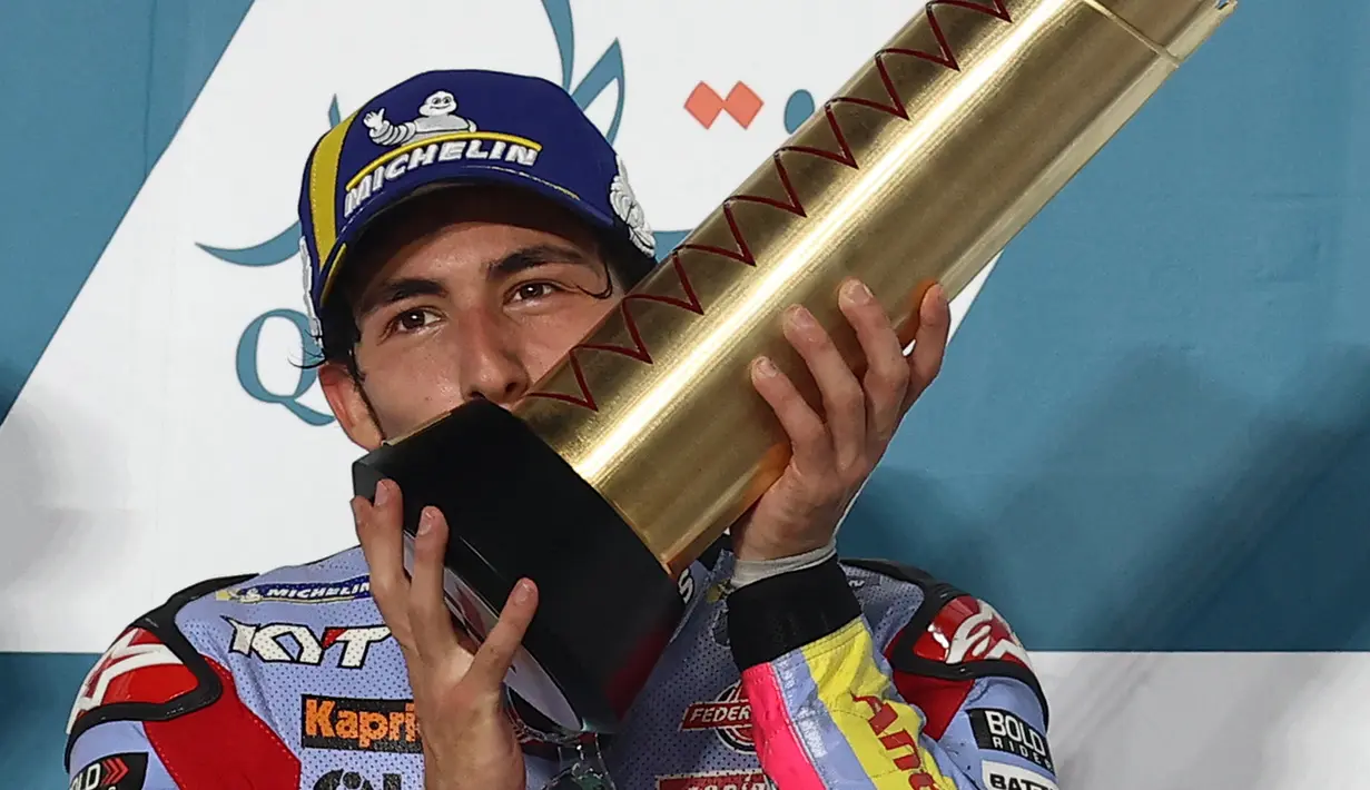 Pembalap Italia dari tim Gresini Racing, Enea Bastianini menjadi yang tercepat dalam seri pertama MotoGP 2022 di Sirkuit Losail, Doha, Qatar, Minggu (6/3/2022) malam WIB. Kemenangan tersebut juga menjadi yang pertama bagi Gresini sejak 16 tahun yang lalu. (AFP/Karim Jaafar)