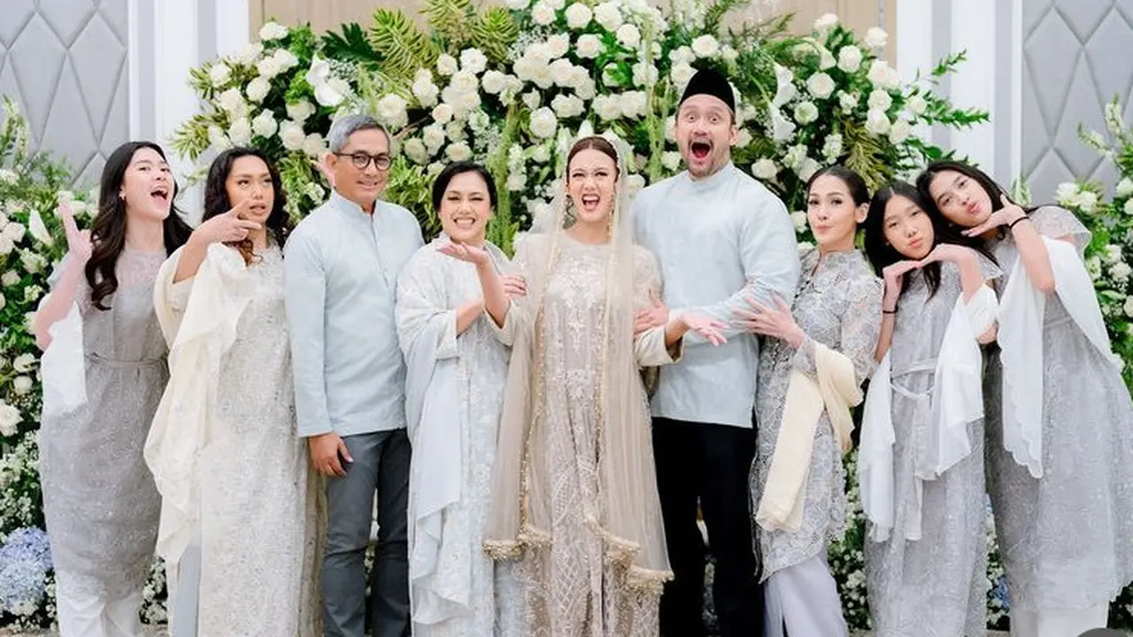 Mantan Istri Tora Sudiro dan Istrinya Kini Mieke Amalia kompak hadir di pengajian putrinya