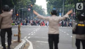 Pengunjuk rasa tolak UU Cipta Kerja bentrok dengan polisi di Kawasan Thamrin, Jakarta Pusat, Selasa (13/10/2020). Gas air mata ditembakkan ke arah pendemo yang melakukan perlawanan dengan melempar batu dan pecahan kaca. (merdeka.com/Imam Buhori)