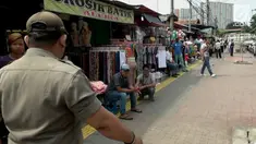 Hanya sesekali petugas mengangkut barang dagangan PKL jika masih tetap membandel.