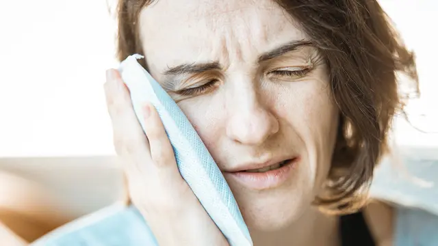 Kompres dengan es batu