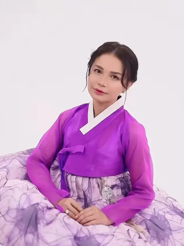 Tampil Menawan, Ini 5 Potret Rossa Pakai Hanbok Motif Batik