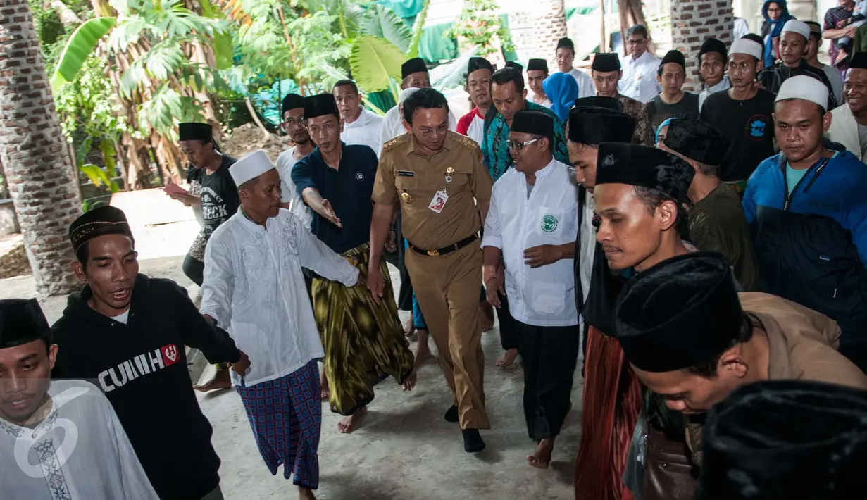 Gubernur DKI Jakarta Basuki T Purnama tiba di makam Habib Hasan Al Haddad, Koja, Jakarta Utara, Selasa (14/2). Penataan lahan pemakaman tersebut untuk pengembangan wisata religi lengkap dengan masjid dan pusat kuliner. (Liputan6.com/Gempur M Surya)