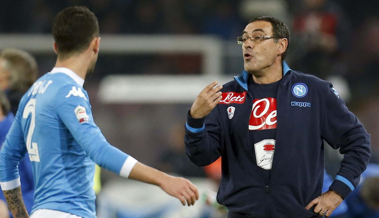Pelatih Napoli, Maurizio Sarri (kanan) memberikan instruksi kepada Pemain Napoli Elseid Hysaj  pada lanjutan liga Italia Serie A di Stadion San Paolo, Naples,Selasa(1/12/2015) dini hari WIB. Napoli menang 2-1. (REUTERS/Ciro De Luca) 