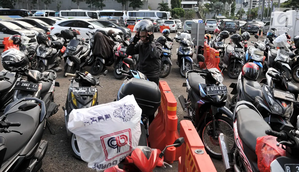 Pengendara sepeda motor saat memarkirkan kendaraan di Park and Ride kawasan MH Thamrin, Jakarta, Kamis (6/12). Sebelumnya, biaya parkir untuk mobil Rp 5.000 dan sepeda motor Rp 2.000 per hari. (Merdeka.com/Iqbal Nugroho)