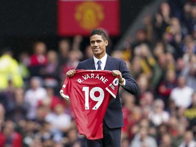Sebelum pertandingan melawan Leeds United, Setan Merah membuat kejutan dengan menghadirkan Raphael Varane ke dalam lapangan yang sudah dipenuhi oleh penggemar. (Foto: AP/Jon Super)