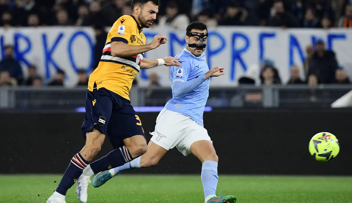 Pemain depan Sampdoria Mehdi Leris (kiri) berebut bola dengan pemain depan Lazio Pedro pada lanjutan Liga Italia pekan ke-24 di Stadio Olimpico, Roma, Italia, pada Selasa (28/2/2023) dini hari WIB. Kemenangan 1-0 kini mengantarkan Lazio hanya terpaut dua poin dari posisi kedua klasemen Serie A, Inter Milan. (Filippo MONTEFORTE / AFP)