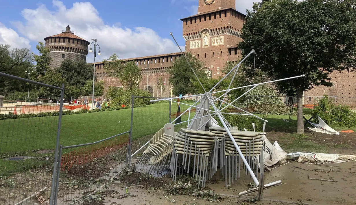 Dalam sebuah badai yang mengejutkan, hujan es berdiameter hingga 10 cm menghujani jalan-jalan di Veneto, menurut presiden regional Luca Zaia. (AP Photo Luca Bruno)