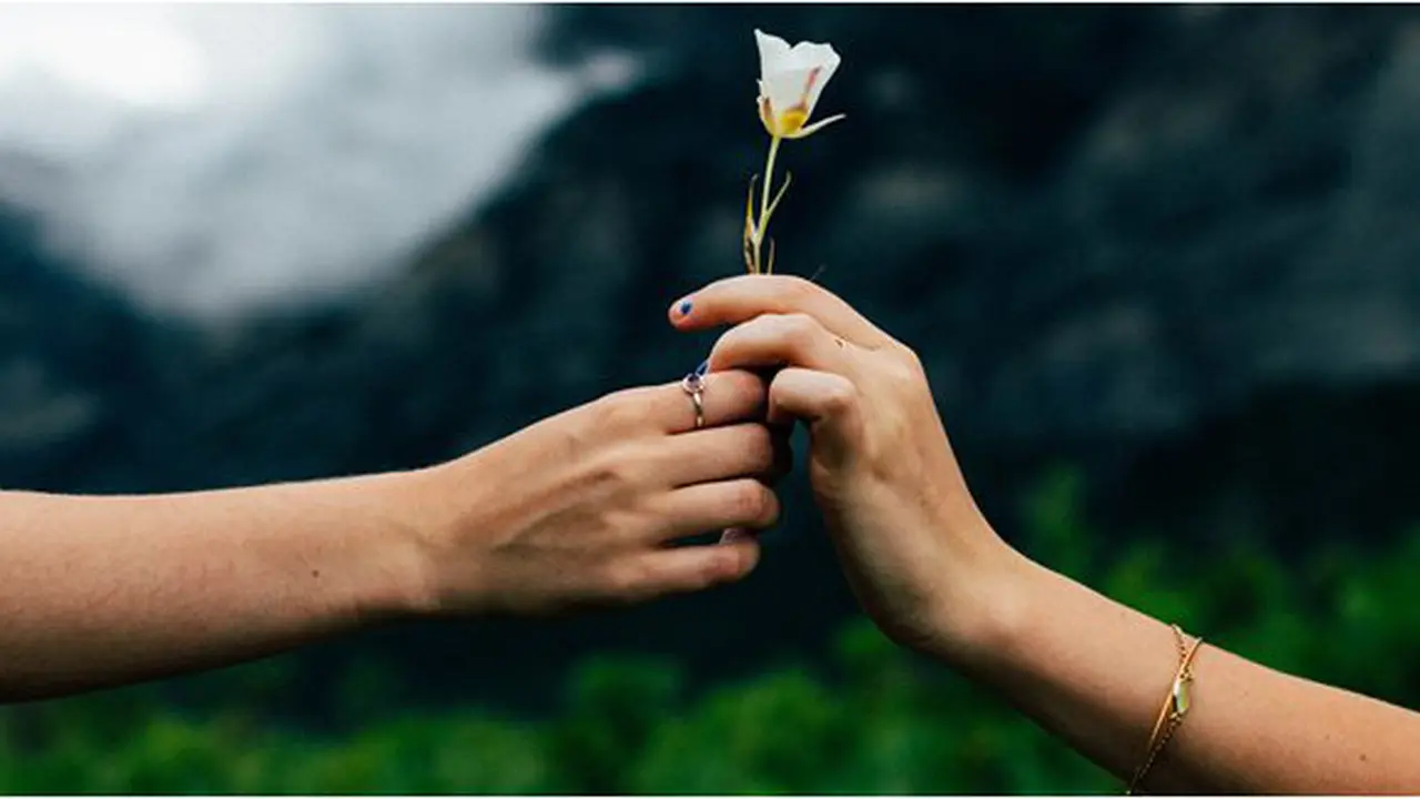 Jatuh cinta/copyright unsplash.com/@evankirby2