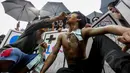Aksi teatrikal mahasiswa dalam rangka memperingati Hari Pendidikan Nasional di Bundaran HI, Jakarta, Minggu (3/5/2015). Lewat aksi ini mereka memberikan dukungan untuk perbaikan kualitas pendidikan di Indonesia. (Liputan6.com/Faizal Fanani)