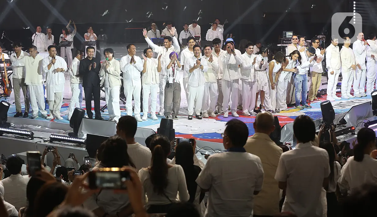 Sinyorita Esperanza serta Wakil Gubernur Jawa Timur Emil Dardak juga memberikan penampilan spesial dalam konser Kahitna “2 Tahun Menuju 40”. (Liputan6.com/Helmi Fithriansyah)