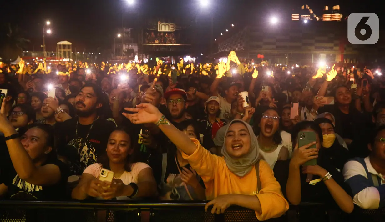 Sejumlah pengunjung menyaksikan konser musik pada acara "Pestapora 2022" di Gambir Expo Kemayoran, Jakarta, Sabtu (24/9/2022). Pada acara pertunjukan musik Indonesia yang berlangsung 23-25 September 2022 tersebut menghadirkan enam panggung pertunjukan dengan menampilkan berbagai musisi tanah air.  (Liputan6.com/Herman Zakharia)