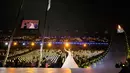 Seorang artis berjalan ke tengah panggung saat upacara pembukaan Paralympics 2018 di Stadion Olimpiade Pyeongchang, di Pyeongchang, Korea Selatan, (9/3). (Thomas Lovelock / OIS / IOC via AP)