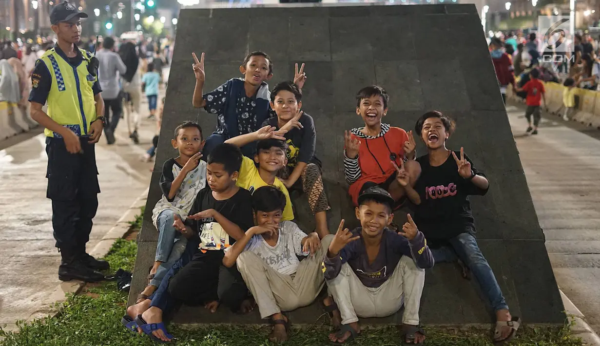Anak-anak berpose pada malam puncak peringatan HUT DKI Jakarta ke-492 di Jalan MH Thamrin, Jakarta, Sabtu, (22/6/2019). Peringatan HUT Jakarta yang dibuka Gubernur DKI Jakarta Anies Baswedan dikemas dalam konsep ekonomi kreatif dan seni. (Liputan6.com/Immanuel Antonius)