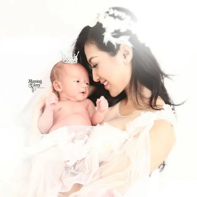 Jadi Hot Mama, Ini 6 Momen Sylvia Fully Momong Buah Hati