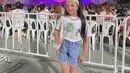 Arsy yang menjadi penggemar Blackpink juga begitu bersemangat menonton sang idola. Ia dan Ashanty bahkan sempat tak sengaja bertemu dengan ibu dari Lisa Blackpink. (Liputan6.com/IG/@queenarsy)