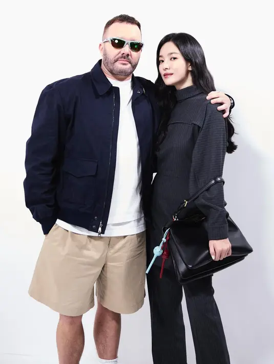 Song Hye Kyo mengenakan koleksi FW24 RTW. Pakaiannya mencakup blus lengan panjang dengan detail fitted di pinggang, motif garis-garis, dan kerah tinggi. Blus tersebut dipadukan dengan celana panjang berpotongan wide di bawah warna senada.