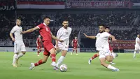 Pemain Timnas Indonesia, Ivar Jenner (kedua kiri), mengontrol bola dibayangi pemain Palestina, Samer S S Jondi (kanan) dalam pertandingan FIFA Matchday yang berlangsung di Gelora Bung Tomo, Rabu (14/6/2023). (Bola.com/Aditya Wany)