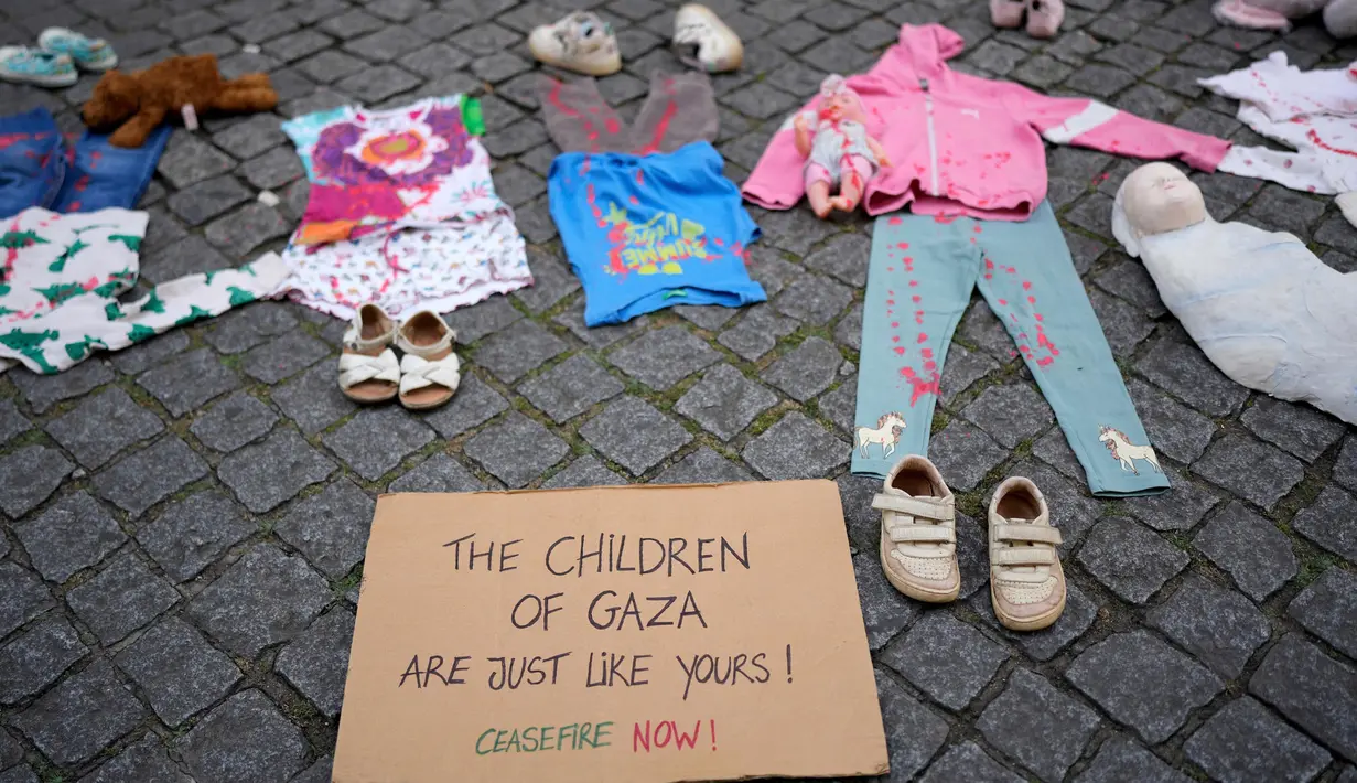 Sebuah instalasi pakaian dan mainan anak-anak tersebar di sepanjang jalan Carmo di pusat kota Lisbon, Portugal, Jumat, 30 Mei 2025. (AP Photo/Armando Franca)