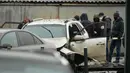 Insiden ini terjadi di halaman salah satu kompleks perumahan di Moskow. Tampak dalam foto, para penyidik bekerja di lokasi kejadian di mana Letnan Jenderal Fanil Sarvarov, kepala Direktorat Pelatihan Operasional Staf Umum Angkatan Bersenjata Rusia, tewas akibat alat peledak yang ditempatkan di bawah mobilnya di Moskow, Senin 22 Desember 2025. (AP Photo)