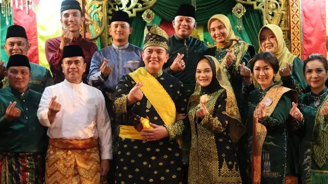 Kapolda Riau Irjen Mohammad Iqbal dan istri beserta jajaran Kapolres usai ditabalkan mendapatkan gelar adat Datuk Seri Jaya Perkasa Setia Negeri.
