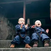 Tingkah dua 'biksu' imut yang menghebohkan dunia maya. (CEN)