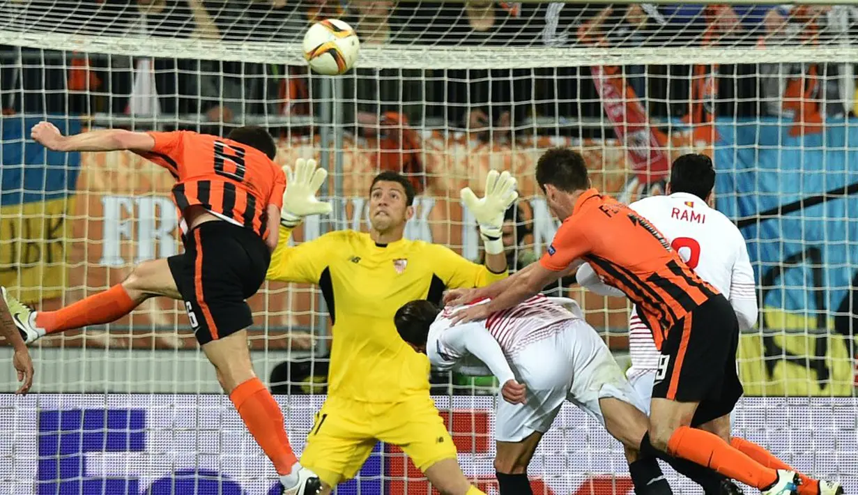 Pemain Shakhtar, Taras Stepanenko, mencetak gol ke gawang Sevilla dalam laga leg pertama semifinal Liga Europa di Stadion Arena Lviv, Lviv, Ukraina, Jumat (29/4/2016) dini hari WIB. (AFP/Genya Savilov)
