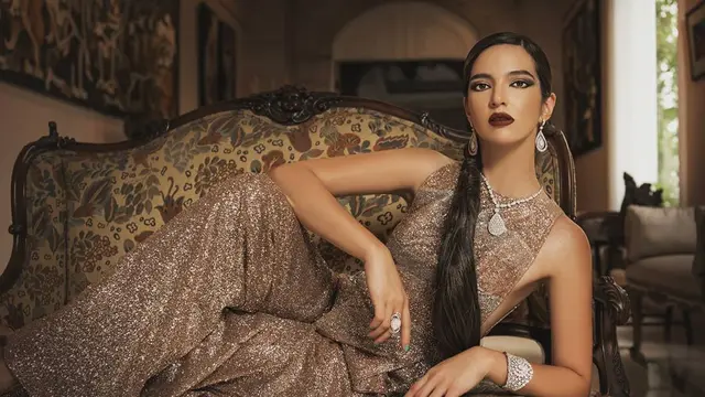 Gaya 6 Selebriti Lakukan Pemotretan dengan Outfit Miliaran Rupiah, Mewah Banget