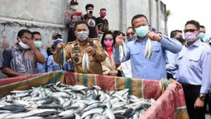 Prabowo bersama Gubernur Sulut Olly Dondokambey berpose dengan memegang sekaligus mengangkat ikan malalugis di Tempat Pelelangan Ikan (TPI) Tumumpa, Manado.