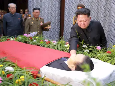 Pemimpin Korea Utara Kim Jong Un terlihat sedih saat memberikan penghormatan terakhir kepada Kim Yang Gon di tempat persemayaman di Pyongyang, Kamis (31/12). Kim Yang Gon adalah sekertaris Partai Buruh dan Kepala United Front Departemen. (REUTERS/KCNA)