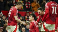 Harry Maguire merayakan gol ketiga Manchester United bersama rekan setimnya dalam laga Premier League kontra Ipswich Town, Kamis (27/2/2025) dini hari WIB. (c) AP Photo/Dave Thompson