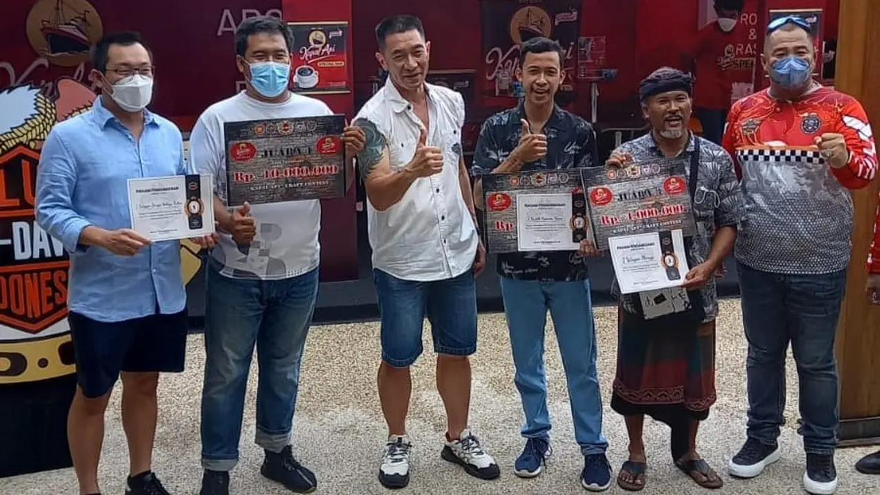CMO Kapal Api Group Christeven Mergonoto (kiri) bersama UMKM yang menjadi pemenang pameran. (Dian Kurniawan/Liputan6.com)
