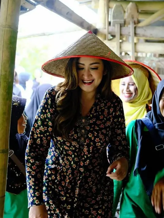 Dengan topi petani, Nafa mengenakan kebaya motif bunga-bunga ditambah dengan brosnya.  [@nafaurbach]
